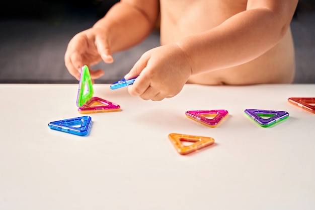 Nahaufnahme des magnetischen Bauspielzeugs. Kind spielt mit Entwicklungsspielzeug. Hochwertiges Foto