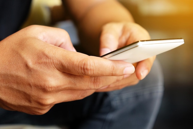 Nahaufnahme des Mannes, der Handy verwendet