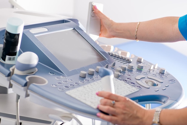 Nahaufnahme des medizinischen Ultraschallscanners Der Arzt stellt eine Ultraschalldiagnose