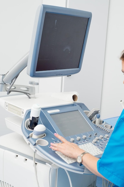 Nahaufnahme des medizinischen Ultraschallscanners Der Arzt stellt eine Ultraschalldiagnose