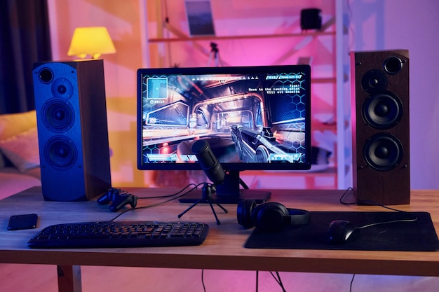 Foto nahaufnahme des mikrofon-pcs zu hause mit shooter-spiel, das auf fps gestartet wurde, erleben sie virtuelle realität