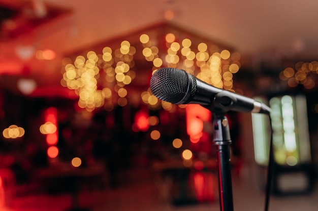 Nahaufnahme des Mikrofons auf der Bühne vor dem verschwommenen Hintergrund vor dem Konzert