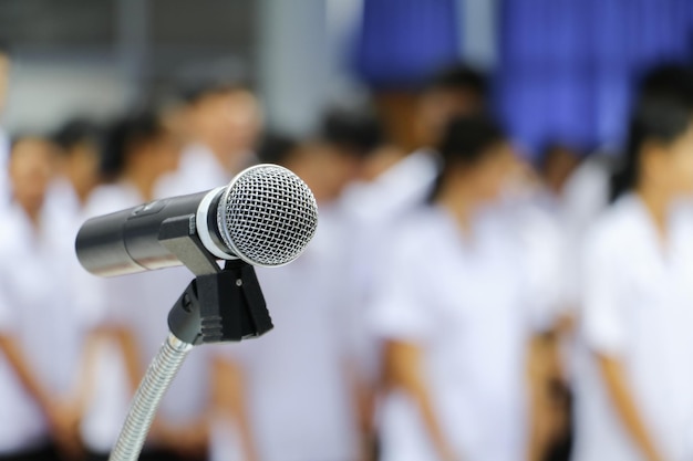 Nahaufnahme des Mikrofons gegen defokussierte Menschen