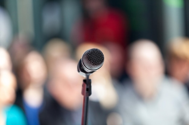 Nahaufnahme des Mikrofons gegen die Menge