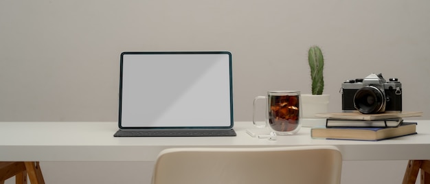 Nahaufnahme des minimalen Arbeitstisches mit Laptop und Kaffeetasse