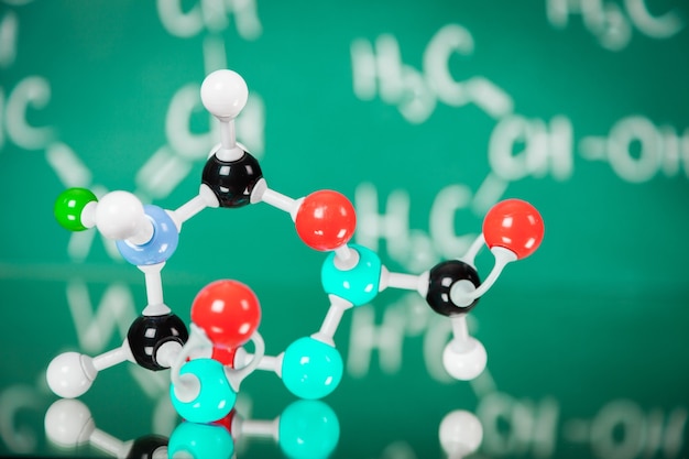Nahaufnahme des Molekülstrukturmodells im Hintergrund