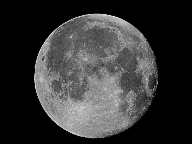 Nahaufnahme des Mondes vor klarem Himmel bei Nacht