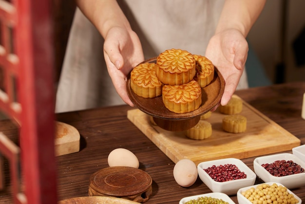 Nahaufnahme des Mondkuchens in der Hand