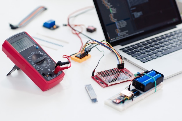 Nahaufnahme des Multimeters mit LED-Matrix-Anzeige verbunden.