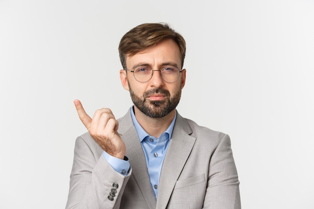 Nahaufnahme des nachdenklichen Geschäftsmannes in der Brille und im grauen Anzug