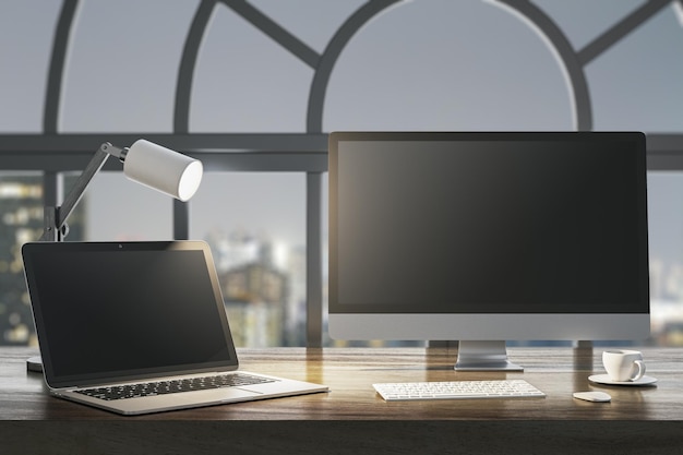 Nahaufnahme des nächtlichen Designer-Desktops mit leeren Laptop-Bildschirmen, Kaffeetasse und Tastatur auf hölzernem Desktop und Fenster mit Stadtblick im Hintergrund Mock-up-3D-Rendering