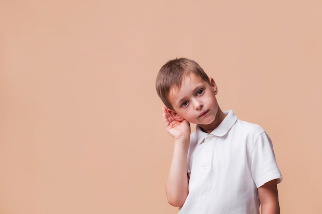 Foto nahaufnahme des netten hörenden jungen etwas