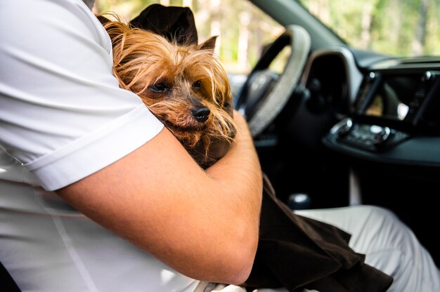 Foto nahaufnahme des netten hundes mit mann