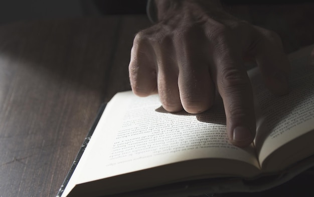 Nahaufnahme des offenen Buches auf dem Tisch