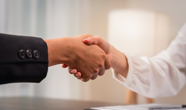 Nahaufnahme des Partnerschafts-Handshakes nach Geschäftsverhandlung erfolgreich.