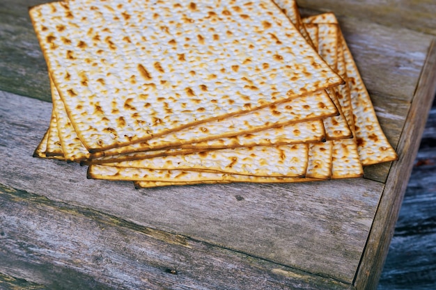 Nahaufnahme des Passahfestmatzah-Hintergrundmatzoh über Holztisch.