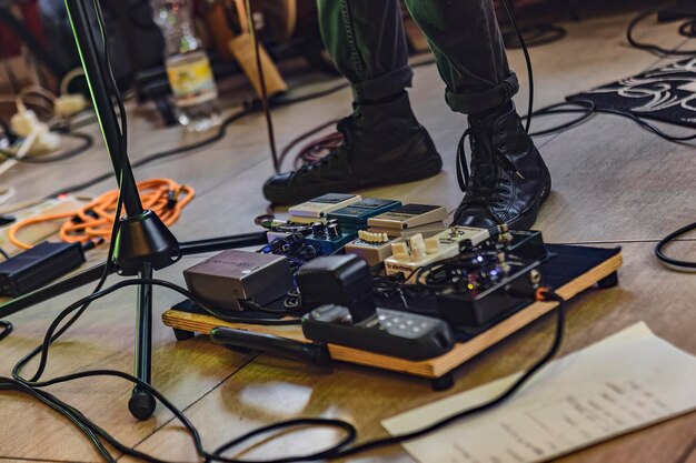 Nahaufnahme des Pedalboards des Gitarristen