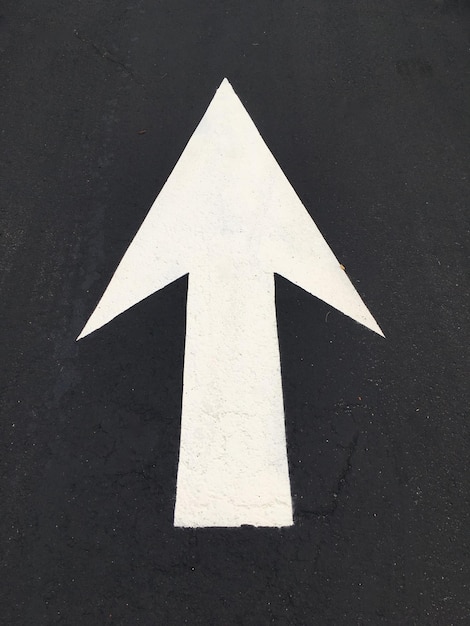 Nahaufnahme des Pfeilsymbols auf der Straße