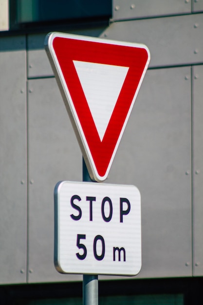 Nahaufnahme des Pfeilzeichens auf der Straße