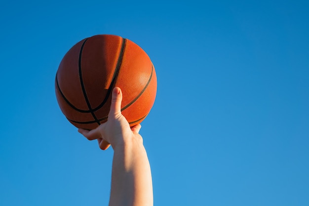 Nahaufnahme des professionellen Basketballspielers, der einen Ball in der Hand hält.