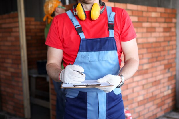 Nahaufnahme des professionellen Baumeisters in der Gebäudeuniform.