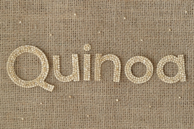 Foto nahaufnahme des quinoa-textes auf burlap