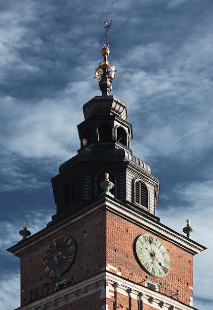 Nahaufnahme des Rathausturms auf dem Hauptplatz von Krakau Polen