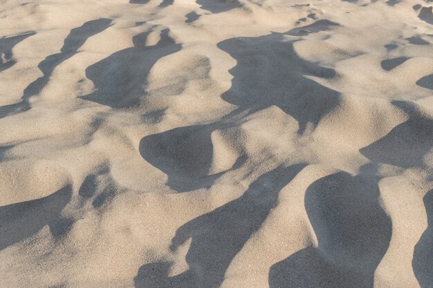 Nahaufnahme des Sandmusters eines Strandes im Sommer