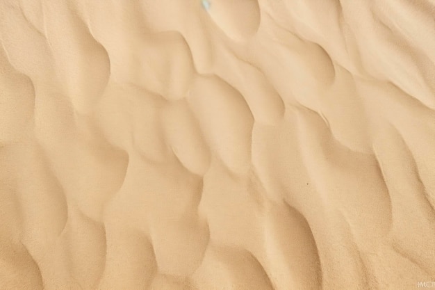 Nahaufnahme des Sandmusters eines Strandes im Sommer