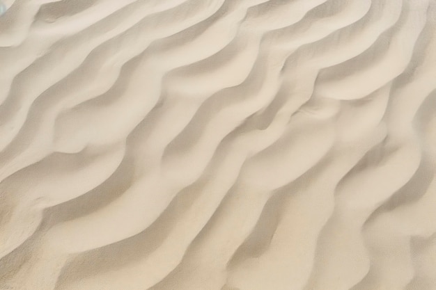 Nahaufnahme des Sandmusters eines Strandes im Sommer