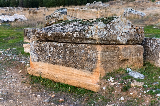 Nahaufnahme des Sarkophags in der Nekropole von Hierapolis in der Türkei. Selektiver Fokus