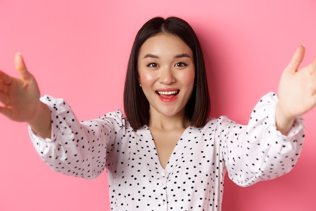 Nahaufnahme des schönen asiatischen Frauenschönheitsbloggers