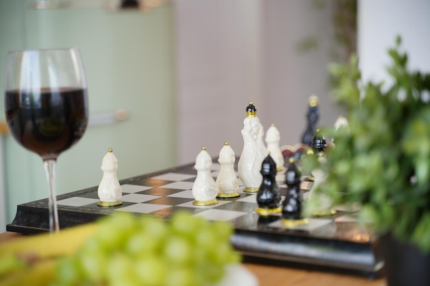 Foto nahaufnahme des schönen schachs auf dem tisch im zimmer selektiver fokus von porzellanschachfiguren auf dem schachbrett