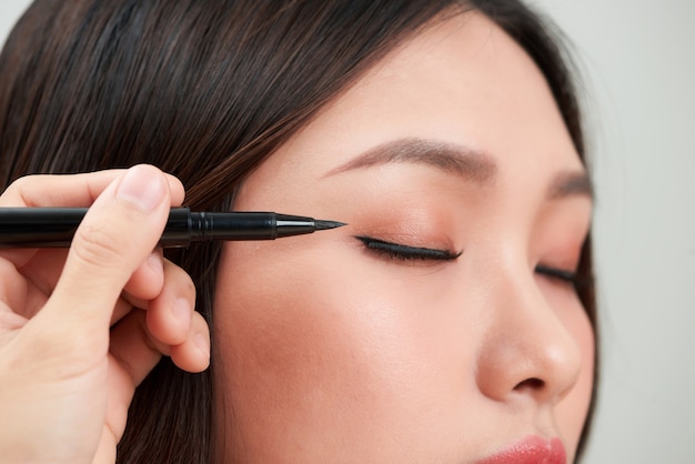 Nahaufnahme des Schönheitsmake-ups mit schwarzem Eyeliner.