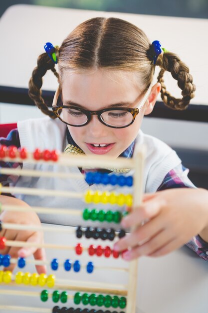 Nahaufnahme des Schulkindes, das Abakus im Klassenzimmer zählt