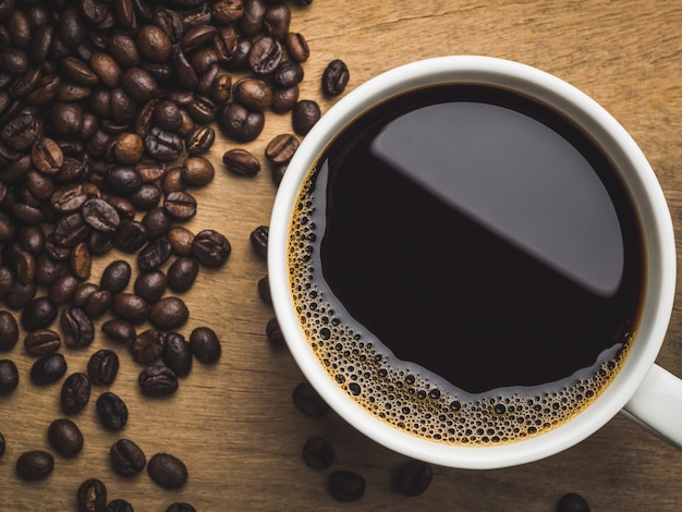 Nahaufnahme des schwarzen Kaffees in der weißen Tasse