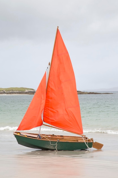 Nahaufnahme des Segelbootes am Strand von Glassillaun, Connemara, Irland