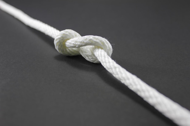 Nahaufnahme des Seils auf dem Tisch vor schwarzem Hintergrund