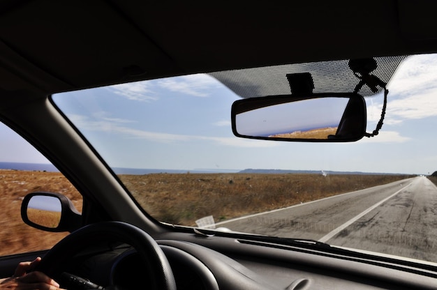 Nahaufnahme des Seitenspiegelns durch das Autofenster