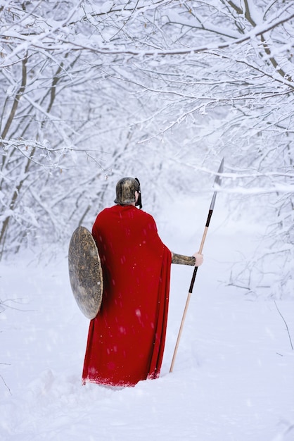 Nahaufnahme des spartanischen Kriegers, der durch Winterwald geht