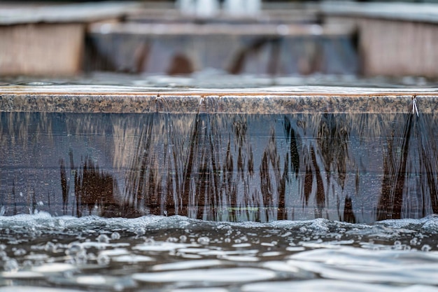 Nahaufnahme des städtischen Wasserstroms