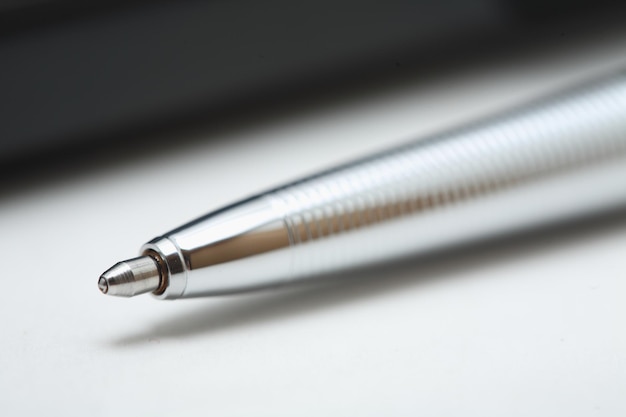Nahaufnahme des Stifts auf dem Tisch