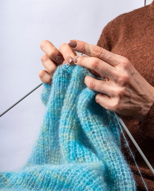 Nahaufnahme des Strickens der Hände. Prozess des Strickens. Handgemacht.