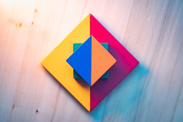 Nahaufnahme des Tangram-Puzzles für Bildung und kreatives Konzept