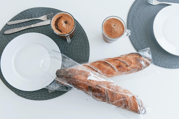 Nahaufnahme des Tisches mit leeren Tellern, Gläsern mit Kaffee und Essen