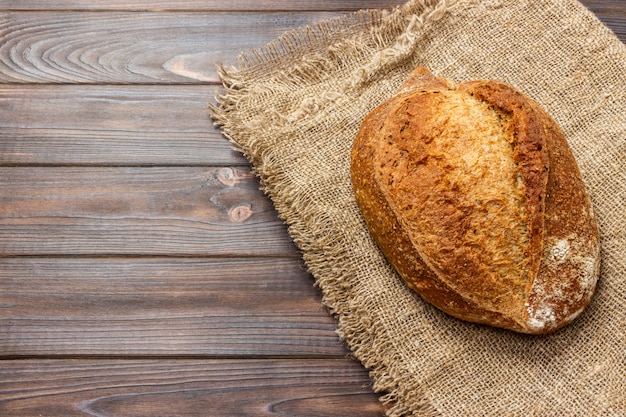 Nahaufnahme des traditionellen frischen brotes. draufsicht