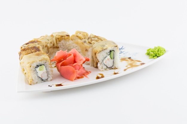 Nahaufnahme des traditionellen japanischen Sushi auf einem weißen Hintergrund