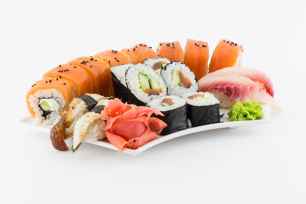 Nahaufnahme des traditionellen japanischen Sushi auf einem weißen Hintergrund