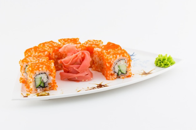 Nahaufnahme des traditionellen japanischen Sushi auf einem weißen Hintergrund