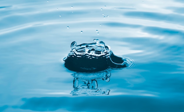 Nahaufnahme des transparenten Wassertropfens auf der Wasserringoberfläche, natürliches Konzept.